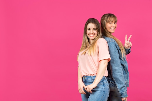 Jovens modelos posando com fundo rosa