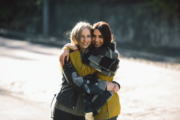 Jovens mulheres abraçando