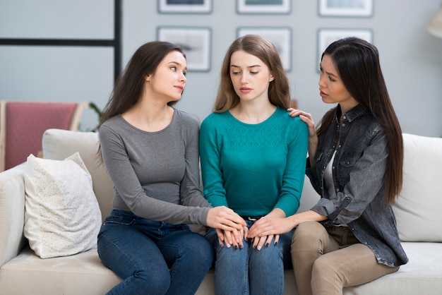 Foto grátis jovens mulheres apoiando seu amigo