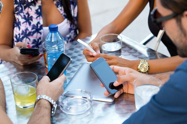 jovens mulheres bebida telefone sms mensagem