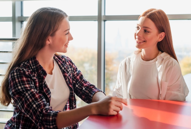 Jovens mulheres bonitas, sentado em um clube de boliche