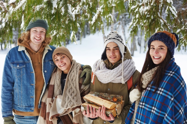 Foto grátis jovens na floresta de inverno