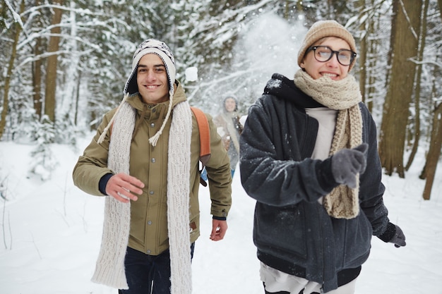 Jovens na natureza de inverno