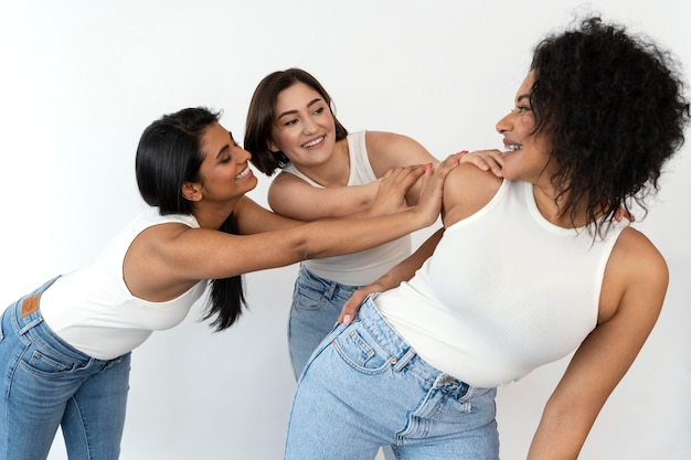 Foto grátis jovens namoradas curtindo o tempo juntas