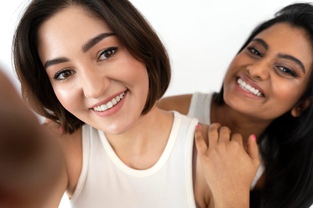 Foto grátis jovens namoradas curtindo o tempo juntas