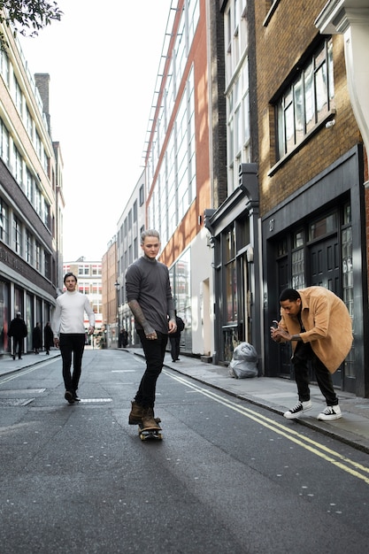 Foto grátis jovens nas ruas de londres