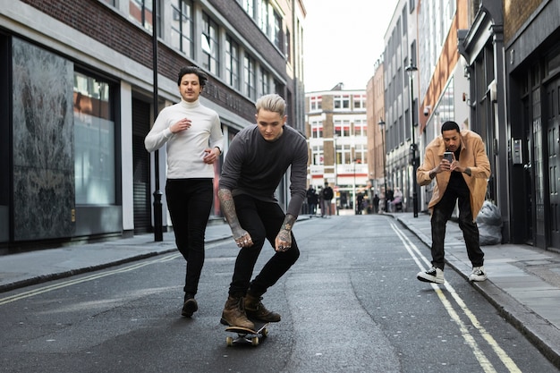 Foto grátis jovens nas ruas de londres