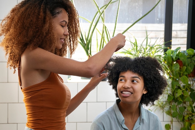 Jovens negros cuidando do cabelo afro