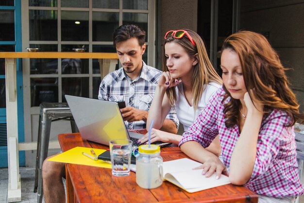 Jovens no café estudando