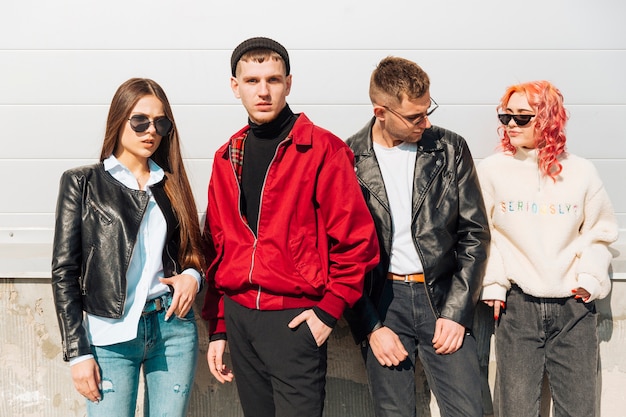 Jovens no desgaste da moda posando na rua