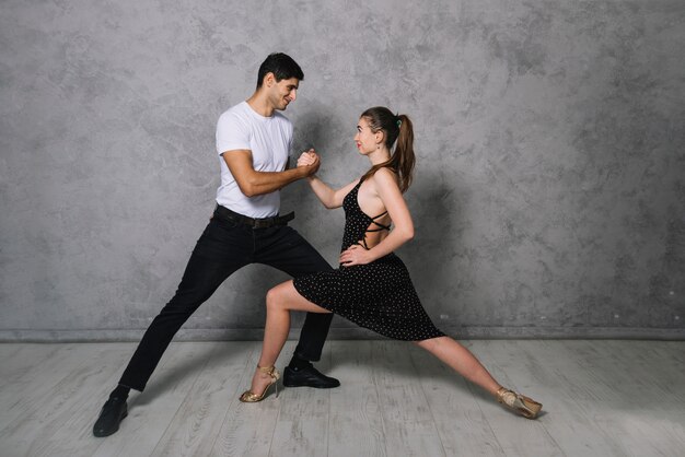 Jovens parceiros de dança dançando tango