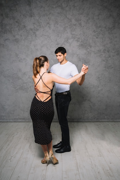 Jovens parceiros de dança dançando tango