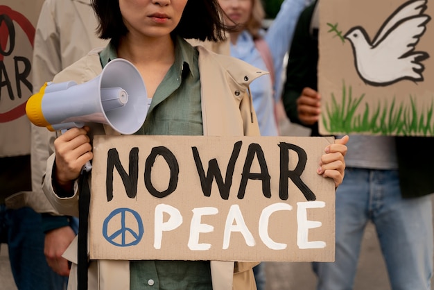 Foto grátis jovens participando de protesto anti-guerra