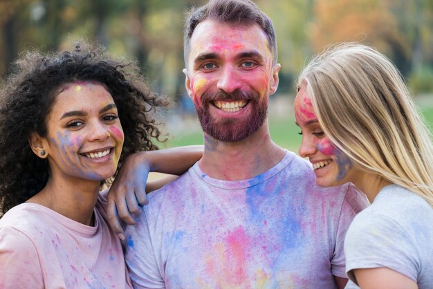 Jovens posando para o festival de holi