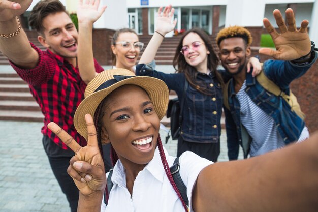 Jovens posando para selfie