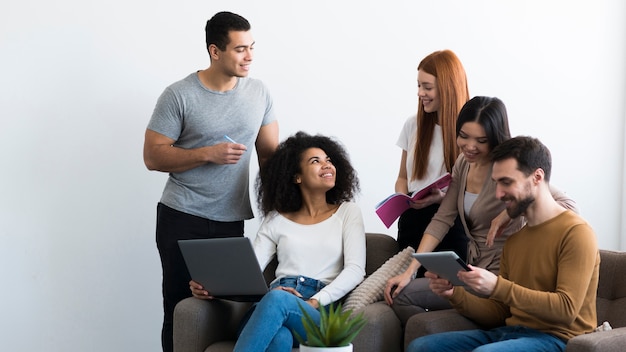 Foto grátis jovens positivos reunidos