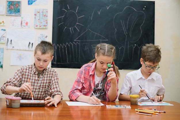 Foto grátis jovens que desenham na escola