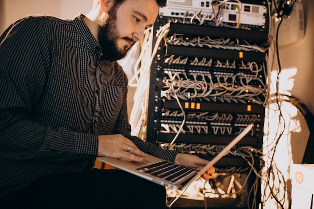 Jovens que homem de serviço que repara o computador