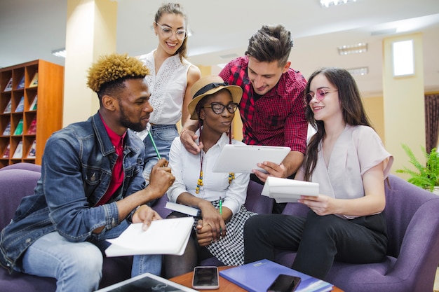 Jovens que se comunicam na sala da biblioteca