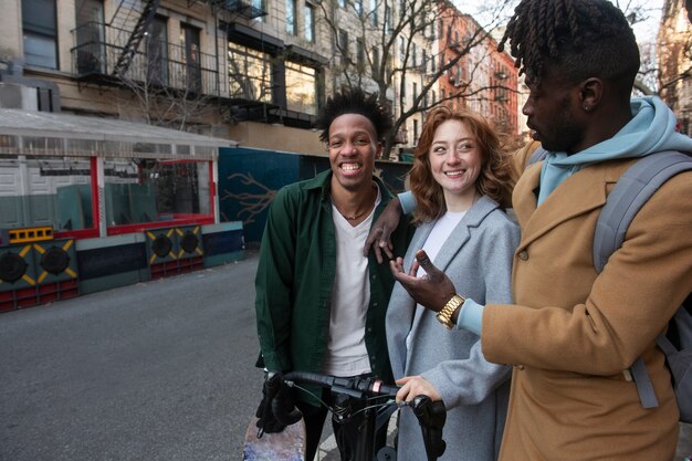 Jovens que usam a mobilidade sustentável