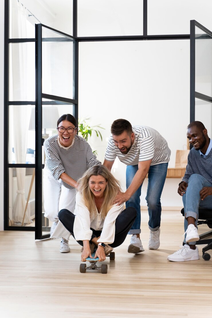 Foto grátis jovens se divertindo no intervalo do trabalho
