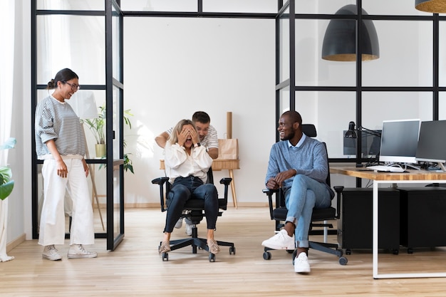 Jovens se divertindo no intervalo do trabalho