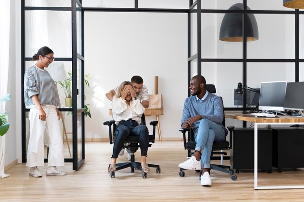 Jovens se divertindo no intervalo do trabalho