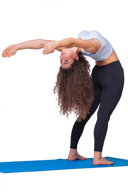 Jovens se encaixam mulher fazendo exercícios de ioga.