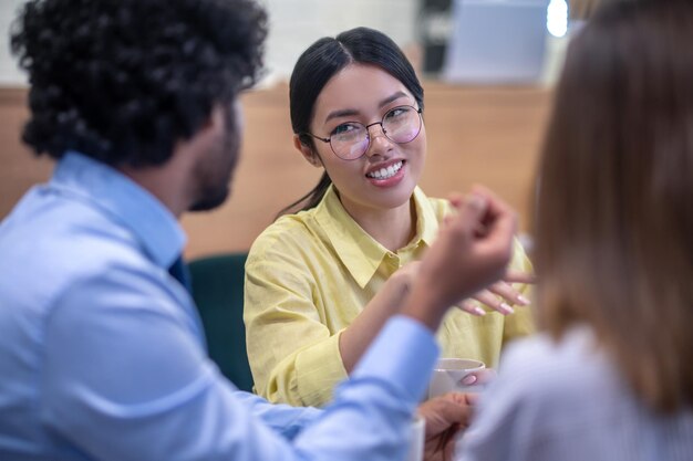 Jovens sentados na cantina e discutindo algo