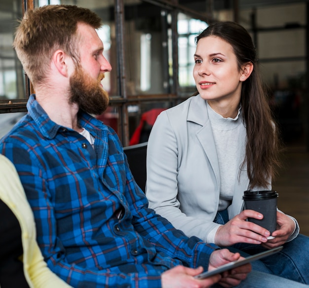 Jovens trabalhadoras tendo conversa em pausa