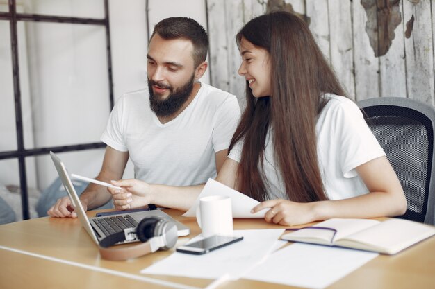 Jovens trabalhando juntos e usam o laptop