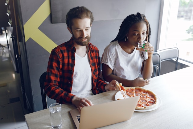 Jovens trabalhando juntos e usam o laptop