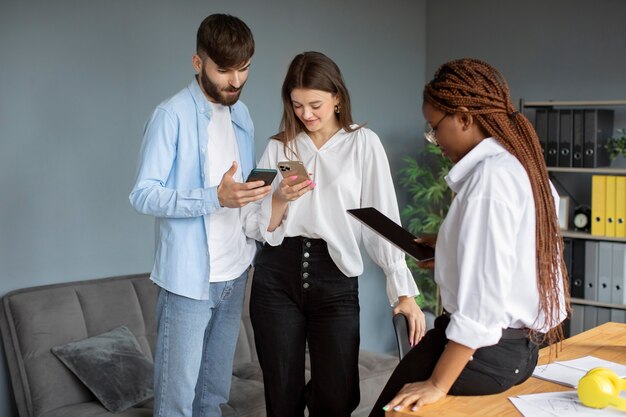 Jovens trabalhando juntos em uma empresa iniciante