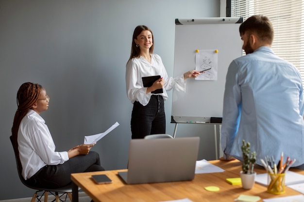 Foto grátis jovens trabalhando juntos em uma empresa iniciante