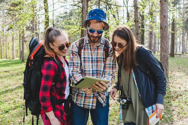 Foto grátis jovens turistas com tablet