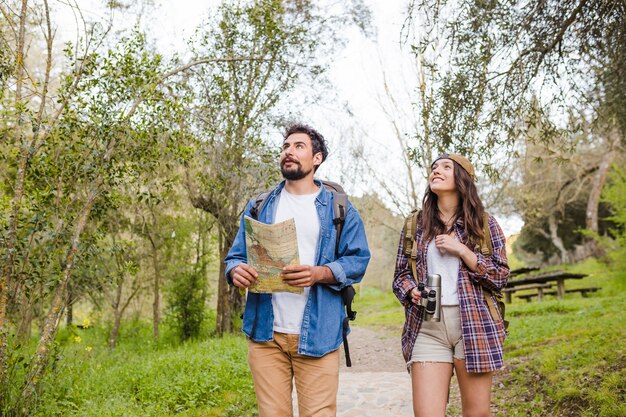 Jovens viajantes andando na floresta