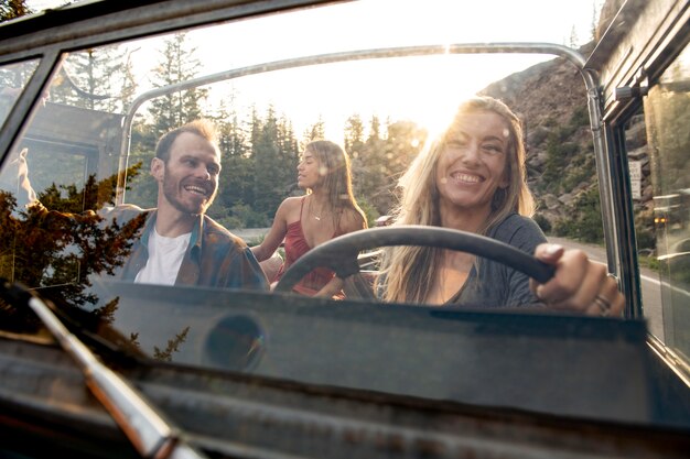 Jovens viajantes rurais dirigindo pelo interior