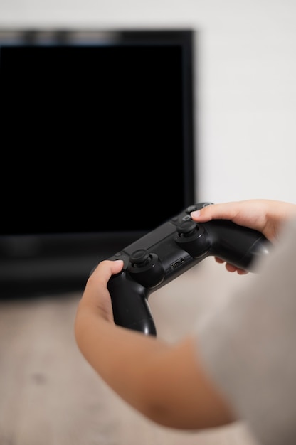 Foto grátis joystick de exploração de criança de alto ângulo