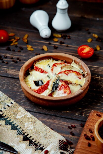 Julienne com cogumelos tomate em uma panela de barro