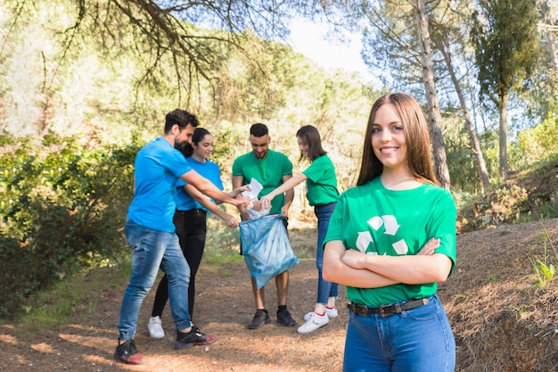 Foto grátis juventude, dobrando o lixo na floresta