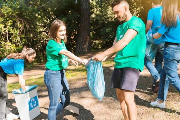 Juventude limpando na floresta