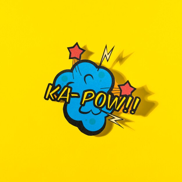 K-pow efeito de quadrinhos palavra sobre fundo amarelo