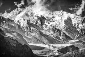 Foto grátis kanchenjunga e geleiras em preto e branco