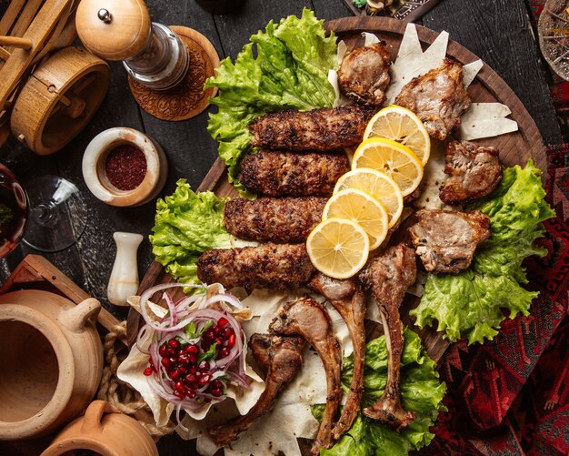 Kebab com vários pedaços de carne e rodelas de limão