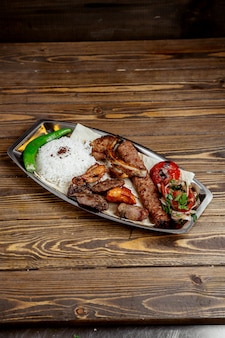 Kebab de carne e frango com arroz e cebola picada
