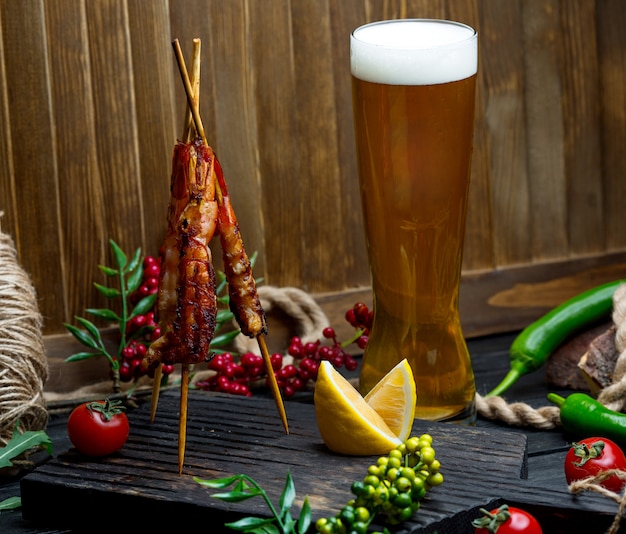 Kebab de frango com caneca de cerveja