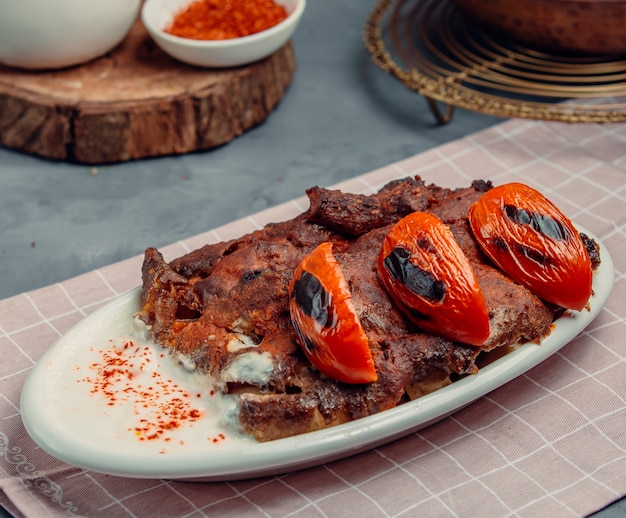 Foto grátis kebab de iskender com tomates fritos