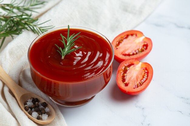 Ketchup ou molho de tomate com tomate fresco