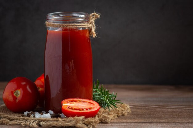Ketchup ou molho de tomate com tomate fresco