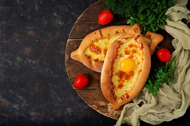 Khachapuri em adjário. Torta aberta com mussarela e ovo. Cozinha georgiana.